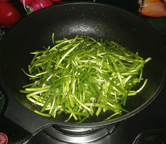 肉丝香干炒芦蒿步骤6