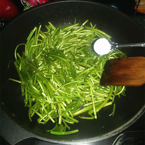 肉丝香干炒芦蒿步骤7