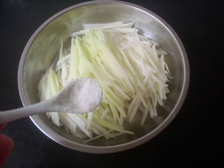 蛋皮拌菜杆步骤5