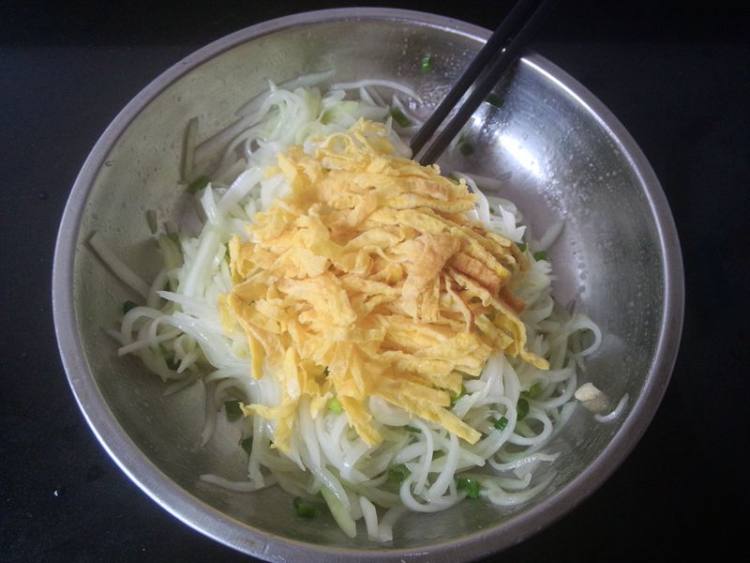 蛋皮拌菜杆步骤9