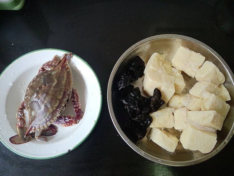 冻豆腐肓蟹煲步骤1