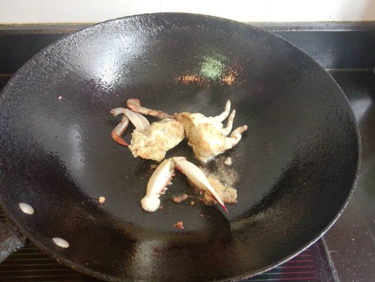 冻豆腐肓蟹煲步骤3