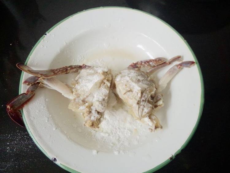 冻豆腐肓蟹煲步骤2