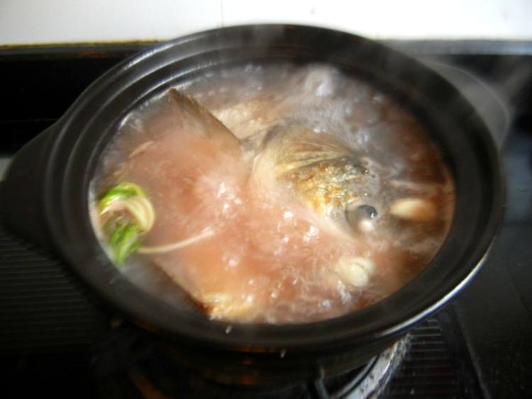 冬笋炖白鱼步骤11