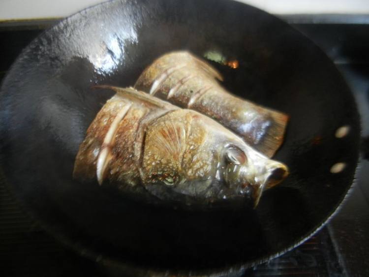 冬笋炖白鱼步骤7