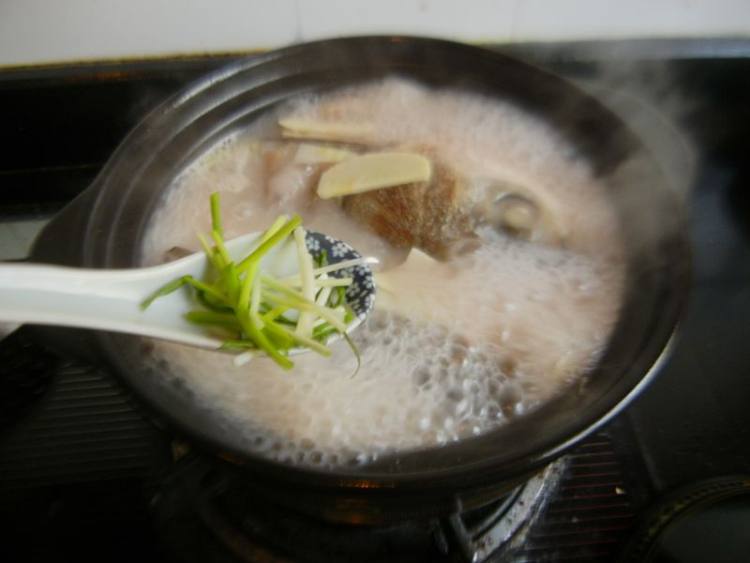 冬笋炖白鱼步骤14