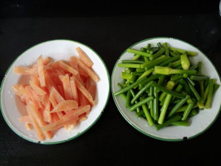鸡胸肉炒蒜薹步骤2
