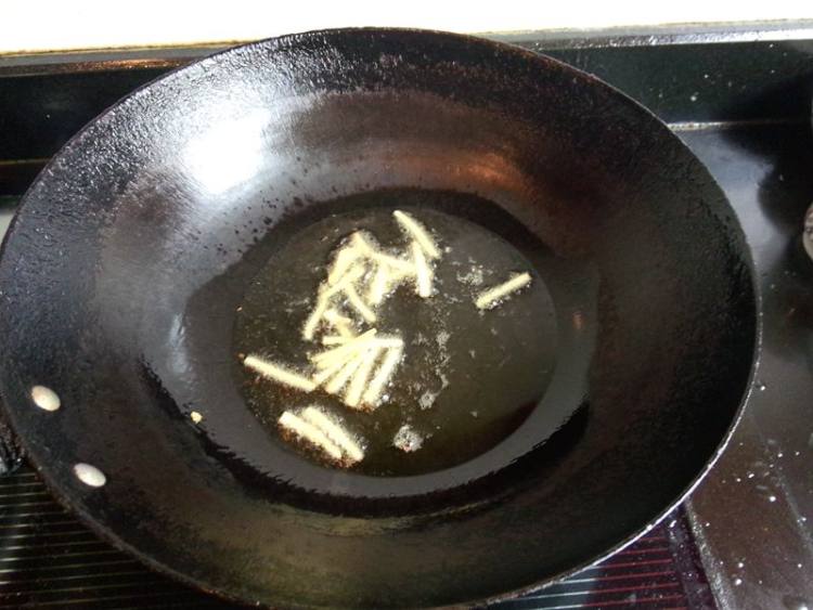鸡胸肉炒蒜薹步骤5