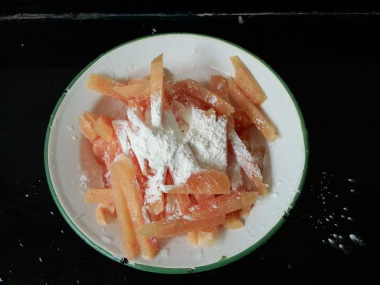 鸡胸肉炒蒜薹步骤3