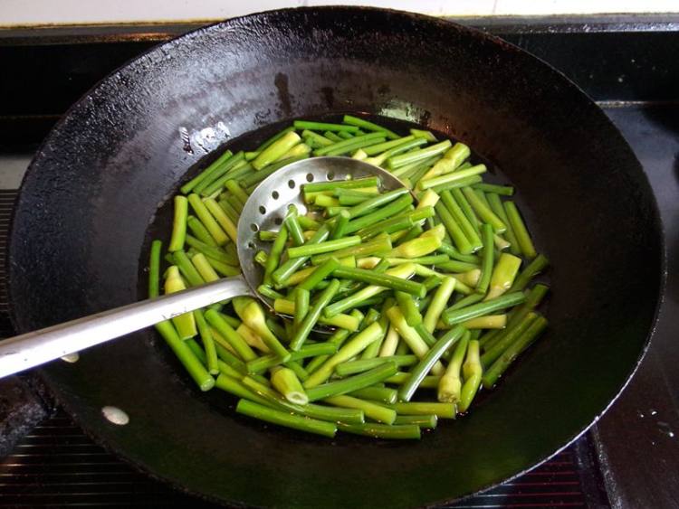 鸡胸肉炒蒜薹步骤4