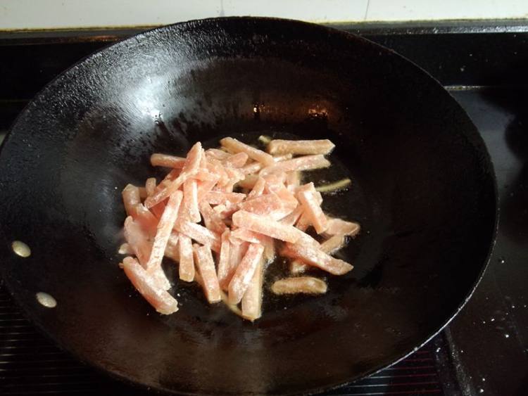 鸡胸肉炒蒜薹步骤6