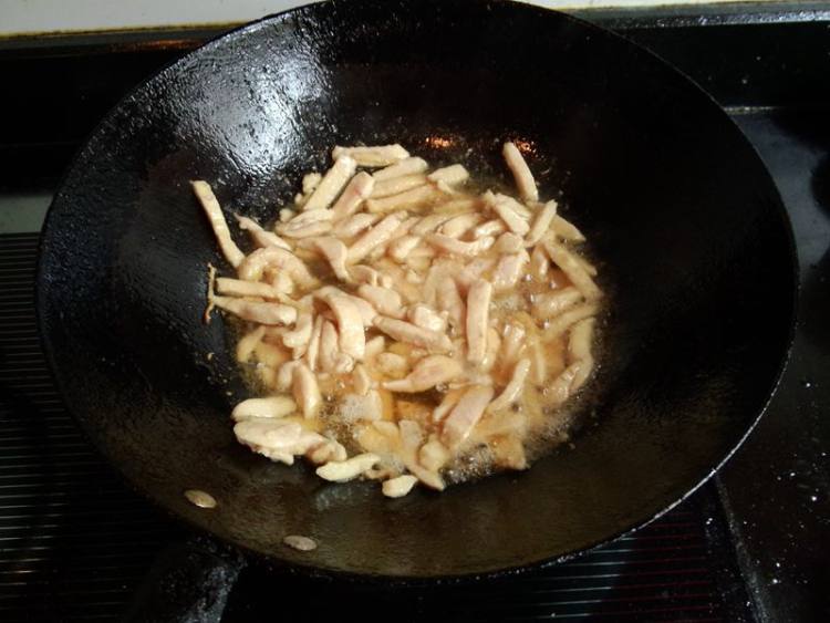 鸡胸肉炒蒜薹步骤7