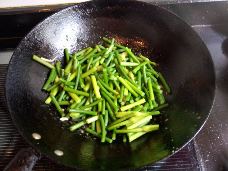 鸡胸肉炒蒜薹步骤8