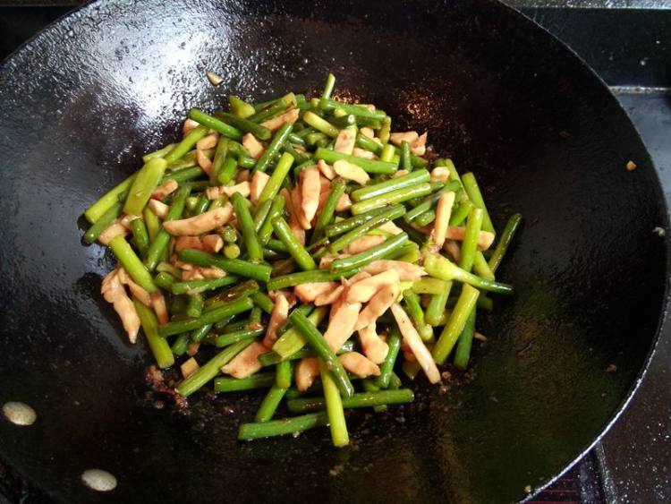 鸡胸肉炒蒜薹步骤11