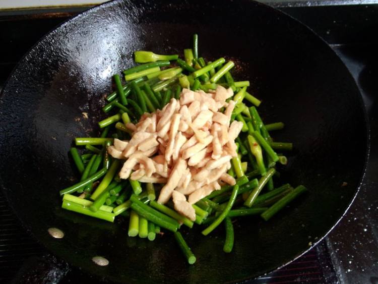 鸡胸肉炒蒜薹步骤9