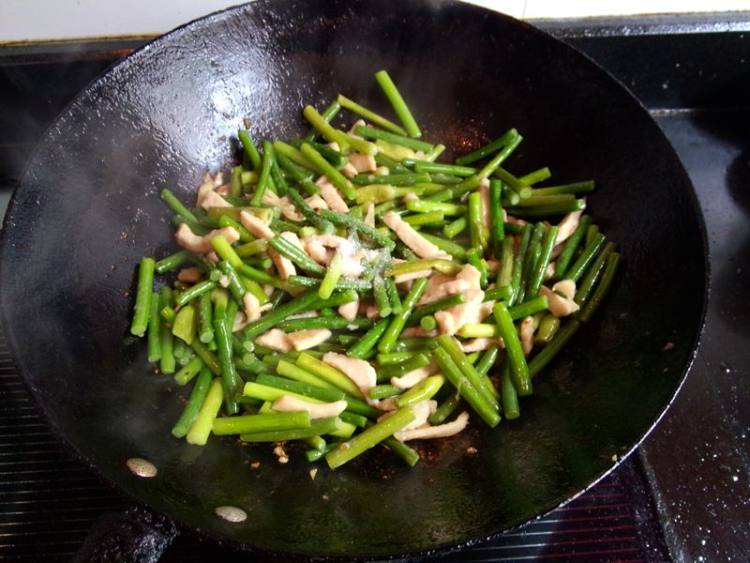 鸡胸肉炒蒜薹步骤10