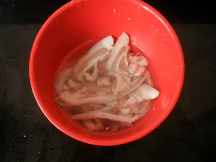 咸肉干煸花菜步骤2