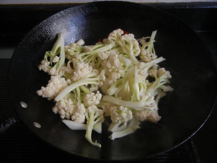 咸肉干煸花菜步骤6