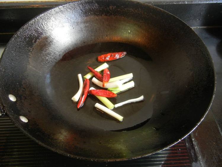 咸肉干煸花菜步骤5