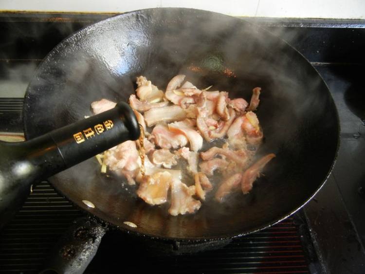 咸肉干煸花菜步骤4
