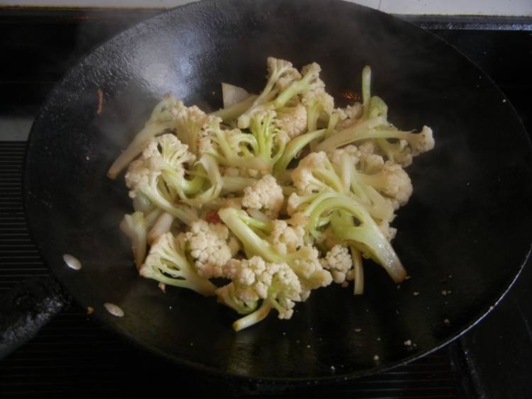 咸肉干煸花菜步骤7