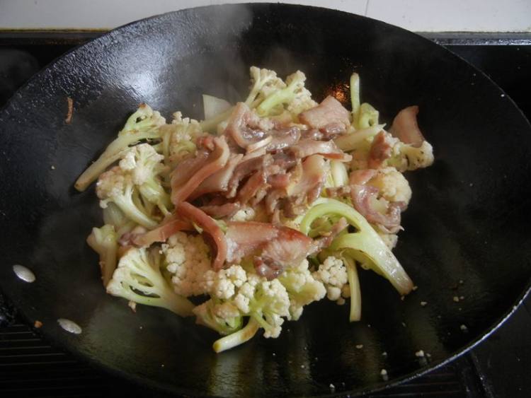 咸肉干煸花菜步骤8