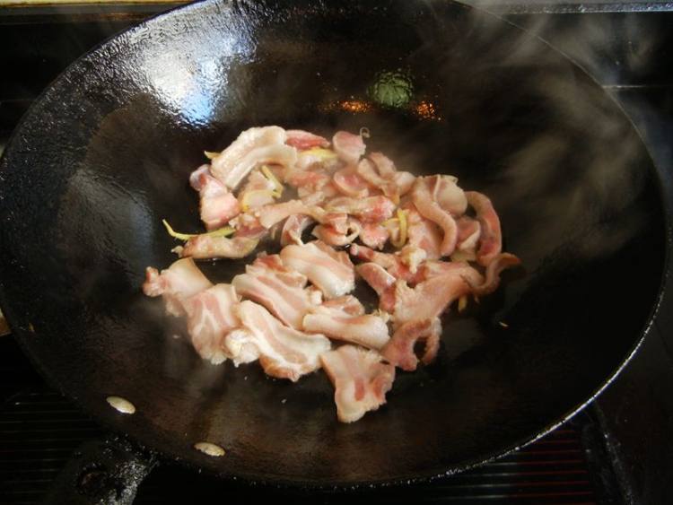 咸肉干煸花菜步骤3