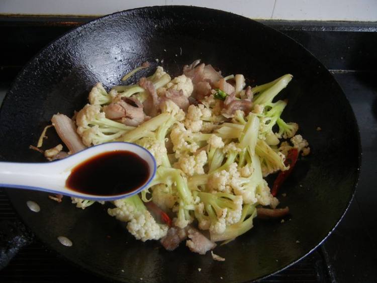 咸肉干煸花菜步骤9