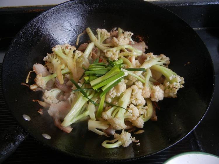 咸肉干煸花菜步骤10