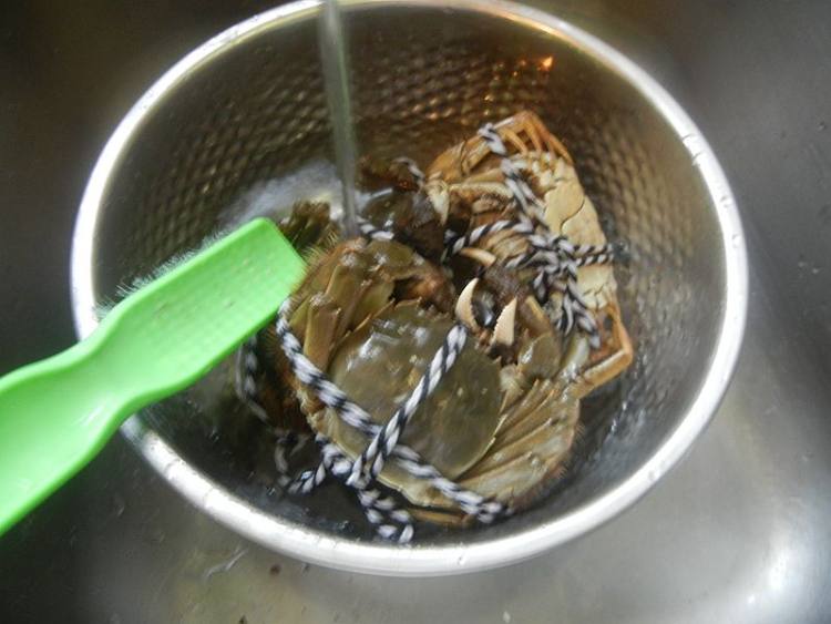 紫苏蒸大闸蟹步骤2