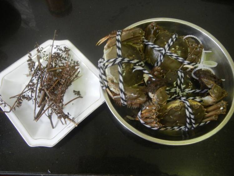 紫苏蒸大闸蟹步骤1