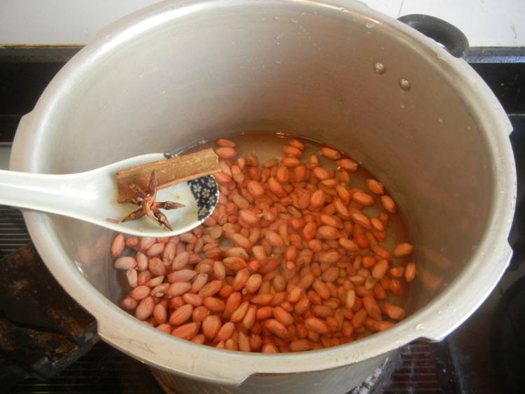 花生肉丁辣酱步骤2