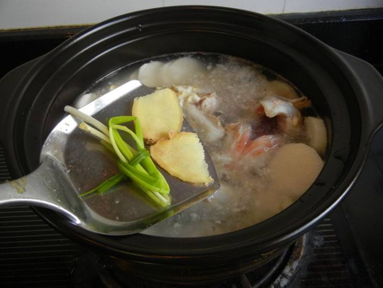 山药尖梭鱼砂锅煲步骤9