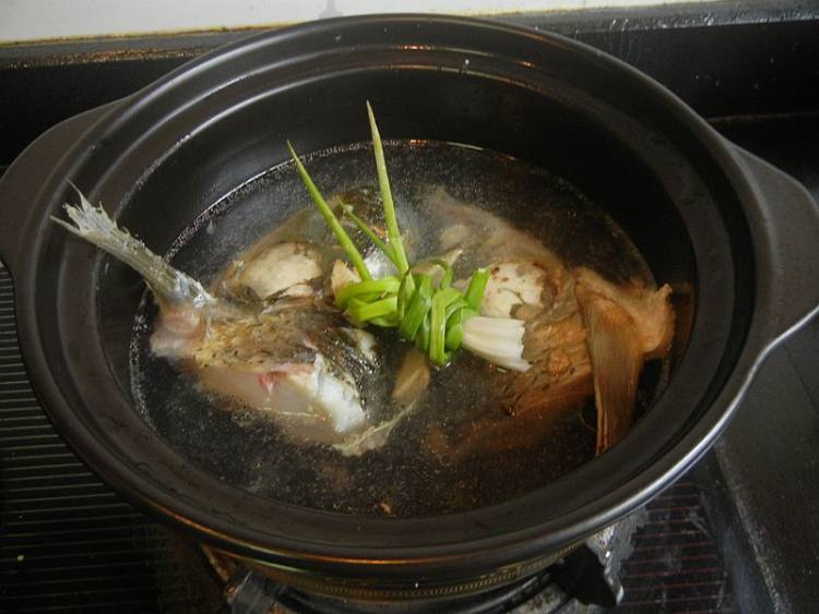 山药木耳青鱼头砂锅煲步骤7