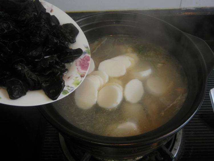 山药木耳青鱼头砂锅煲步骤11