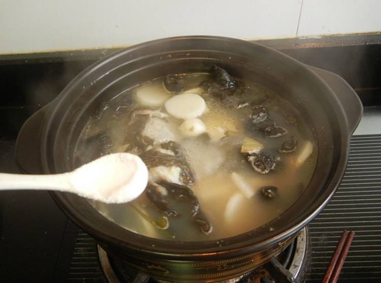 山药木耳青鱼头砂锅煲步骤12