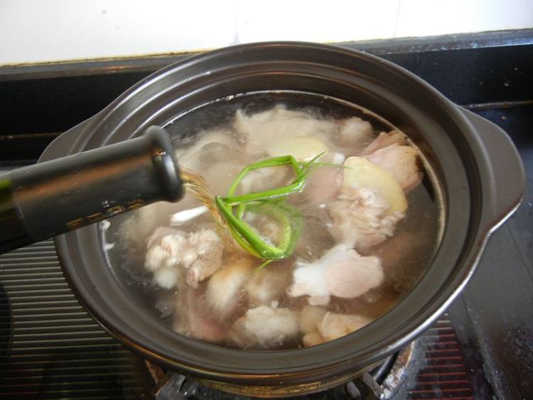 羊腿肉萝卜砂锅煲步骤5