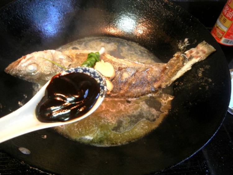 甜面酱烧海鲈鱼步骤6