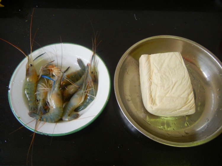 鱼虾豆腐煲步骤2