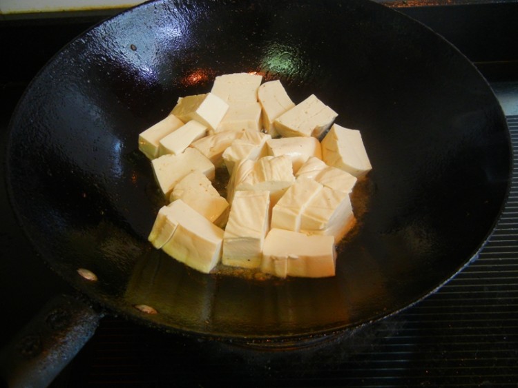 鱼虾豆腐煲步骤4