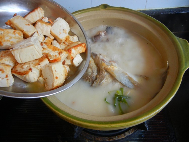 鱼虾豆腐煲步骤12