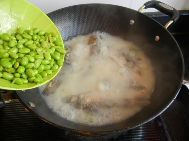 毛豆鲫鱼汤步骤9