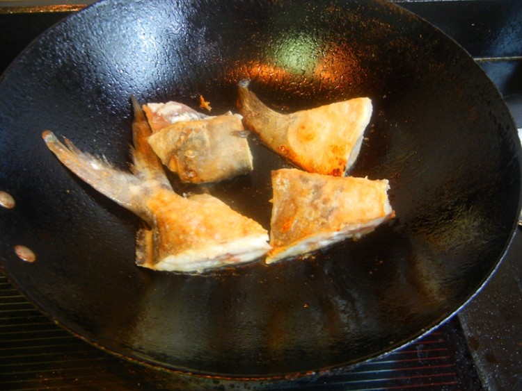 蒜子豆豉烧银鲳步骤6