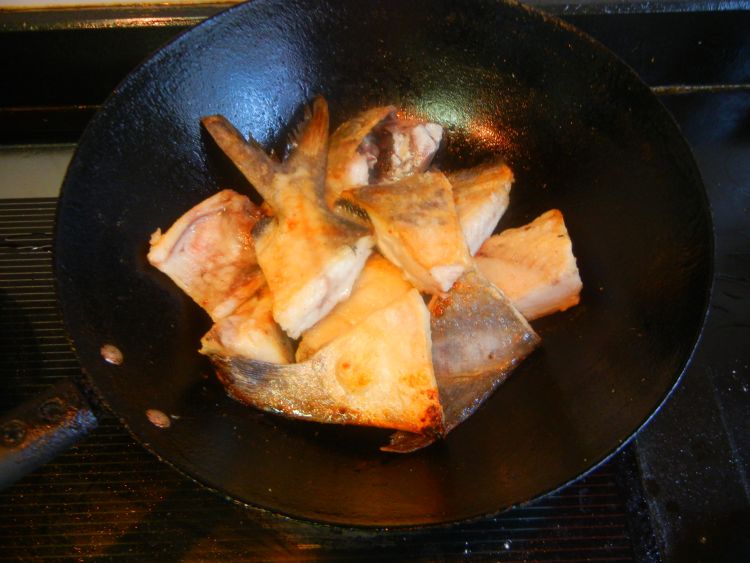 蒜子豆豉烧银鲳步骤7