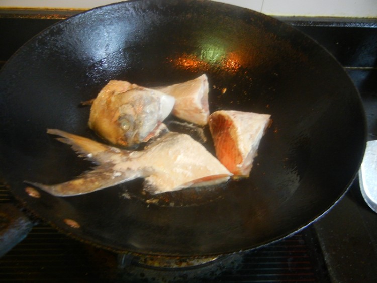 蒜子豆豉烧银鲳步骤5