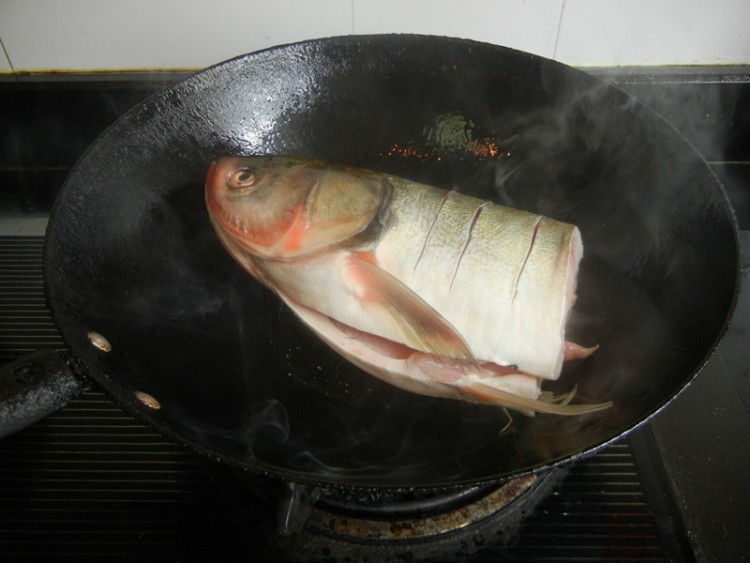 芋艿炖鱼汤步骤3