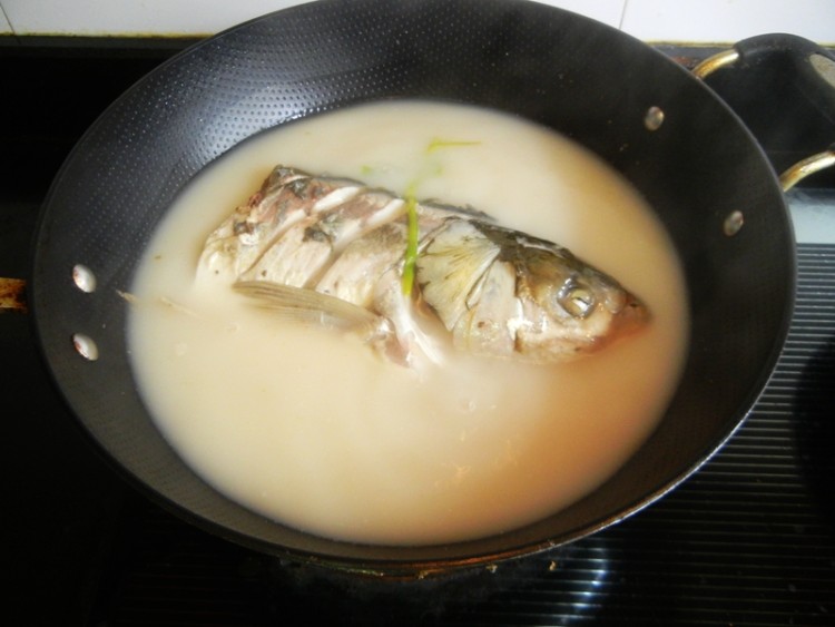 芋艿炖鱼汤步骤6
