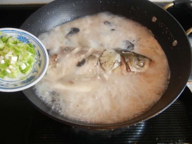 芋艿炖鱼汤步骤11