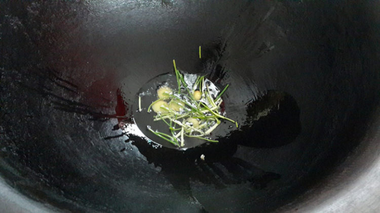 油爆台湾虾步骤1