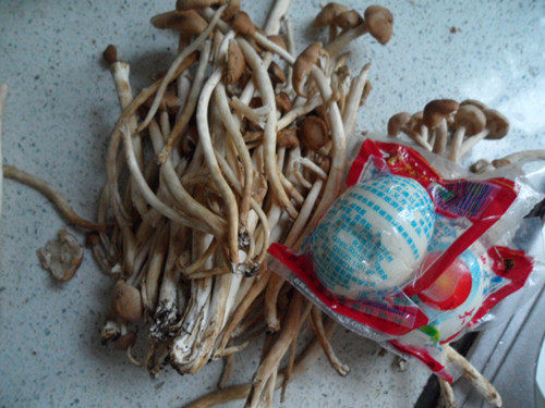 蛋黄茶树菇步骤1